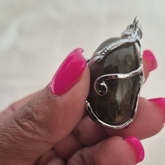 Labradorite Pendant Necklace in Silver Setting 18K GP - Picture 14 of 16